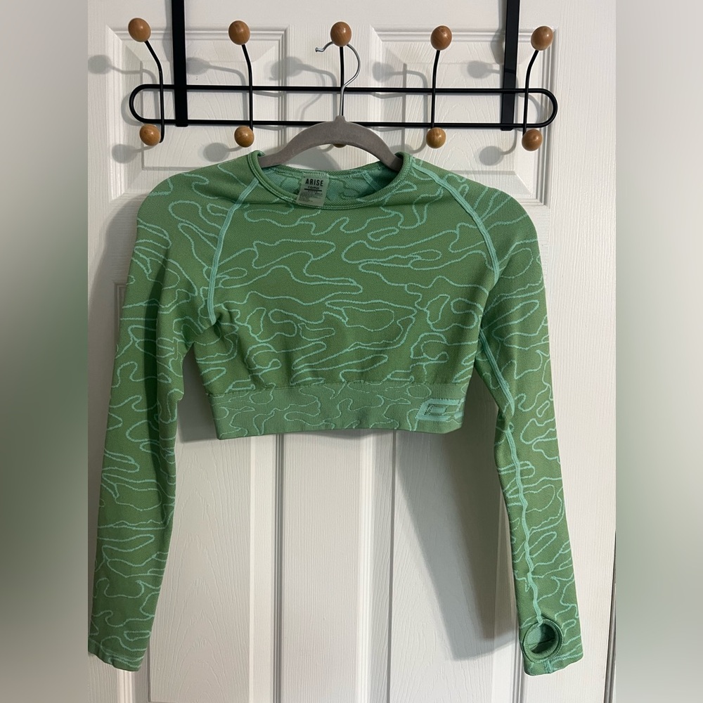 Gently Worn Workout long sleeve, size medium. Brand: ARISE, cropped